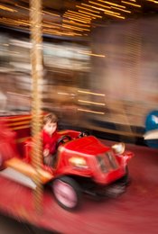 Attraction-pour-enfants;-Carrousel;-Enfant;-Fête-foraine;-Filé-photographique;-Flou-de-mouvement;-Kaleidos;-Kaleidos-images;-La-parole-à-limage;-Loisir-enfantin;-Manège;-Paris;-Stories-Pictures;-Tarek-Charara;-Voiturette